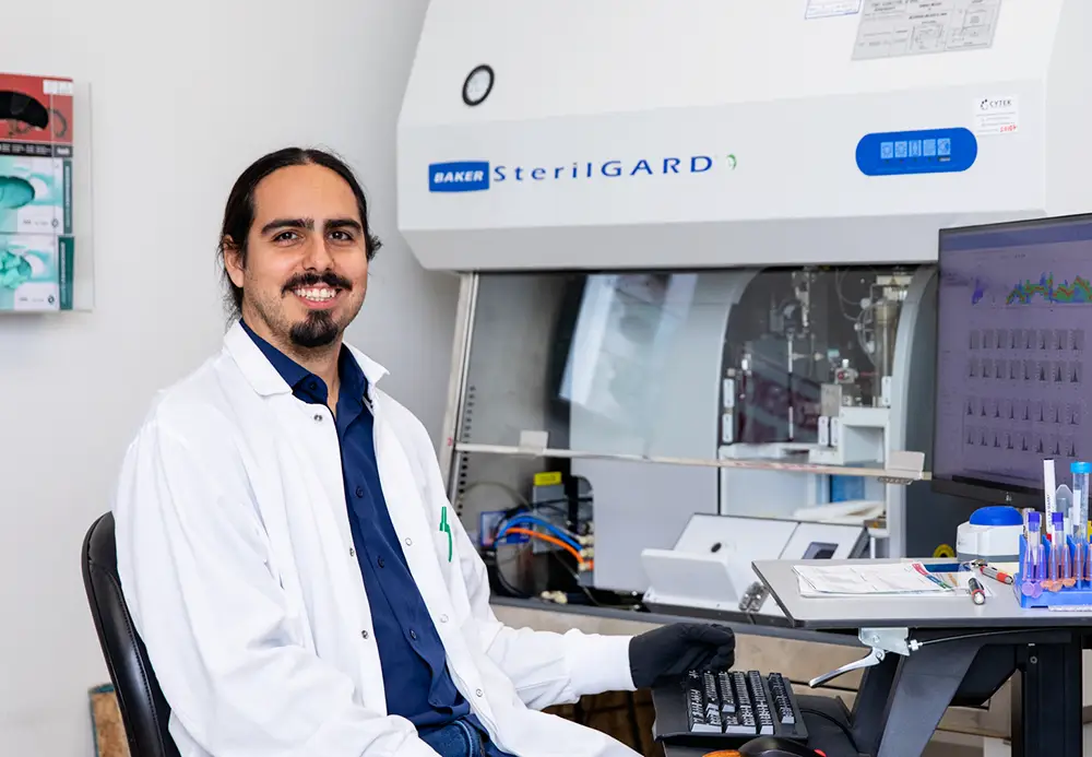 Photo portrait of Gabriel Ascui-Gac in a lab setting