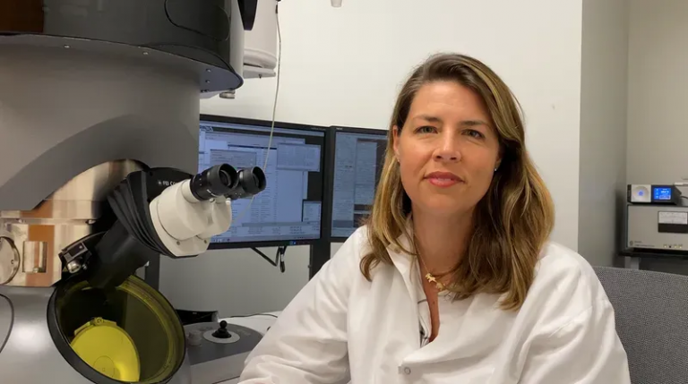 Photo portrait of LJI Professor Erica Ollmann Saphire, Ph.D., in a lab setting